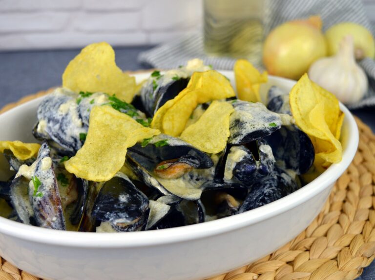 Cazuela de mejillones a la crema con vino blanco, nata y perejil fresco, cubiertos con patatas fritas crujientes