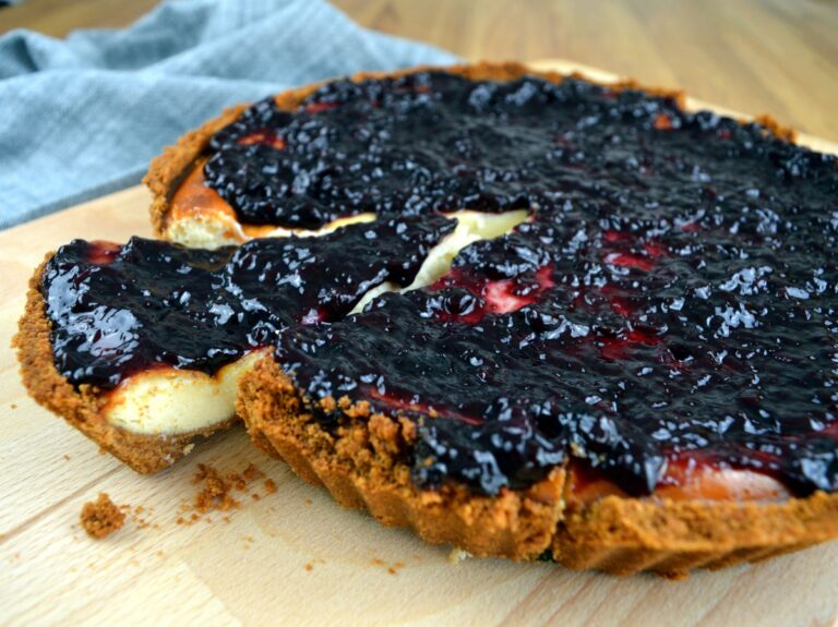 Tarta de queso con mermelada de arándanos