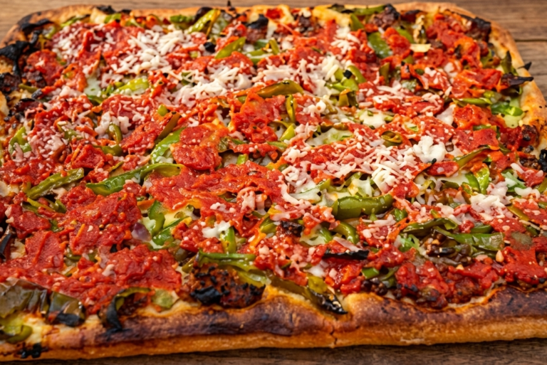 Torta de pimientos de Alcañiz con pimiento verde pochado, tomate y jamón de DO Teruel sobre masa casera