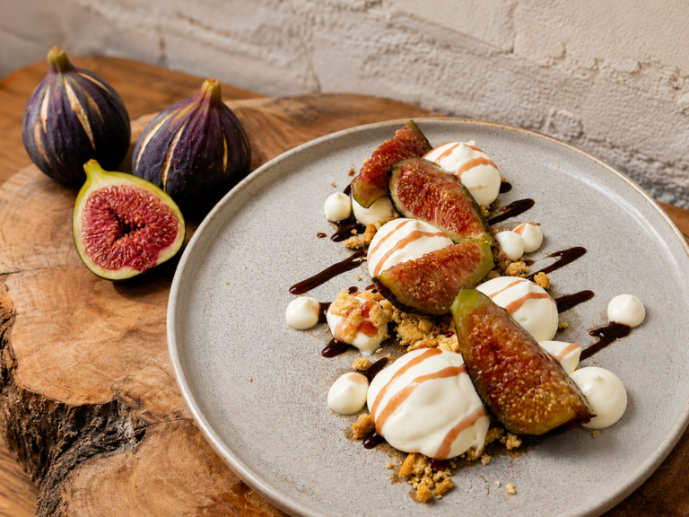 Postre de brevas y queso curado: brevas frescas con mousse de queso curado, reducción de vino tinto y crumble de galleta con canela. El postre típico de las Hogueras de Alicante.