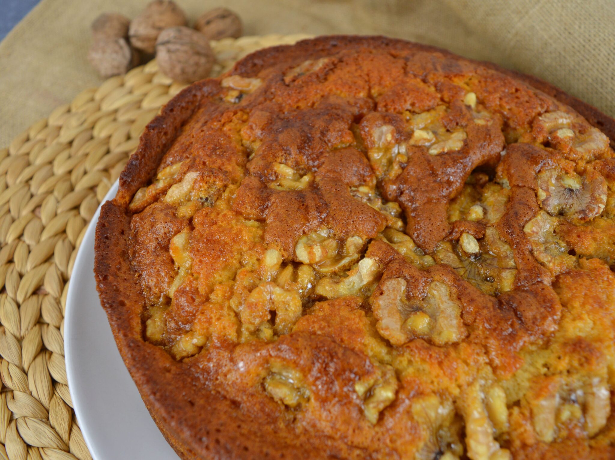 Bizcocho esponjoso con nueces caramelizadas y miel. Lleva anís, queda jugoso por dentro y crujiente por arriba. Receta fácil y de toda la vida.