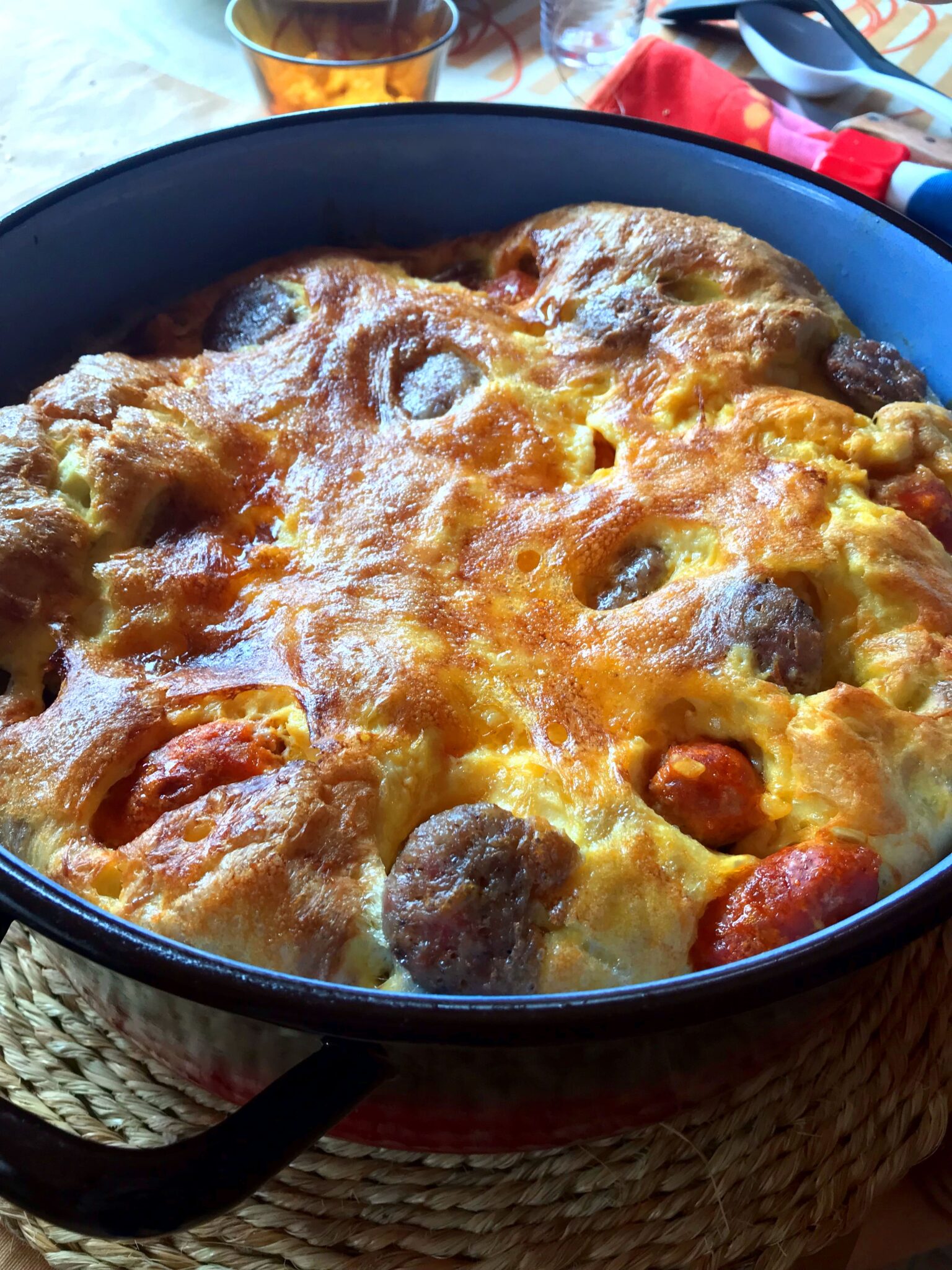 Arroz con costra alicantino en cazuela, con la costra de huevo dorada cubriendo longanizas y carne, recién salido del horno